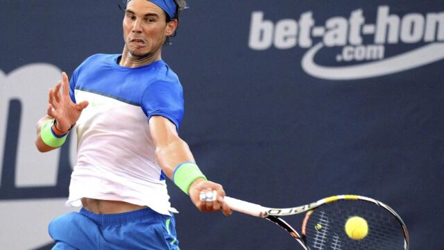 El tenista español Rafa Nadal devuelva una bola