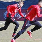 Vitolo corre junto a Sergi, lateral izquierdo del filial, en la sesión preparatoria de ayer