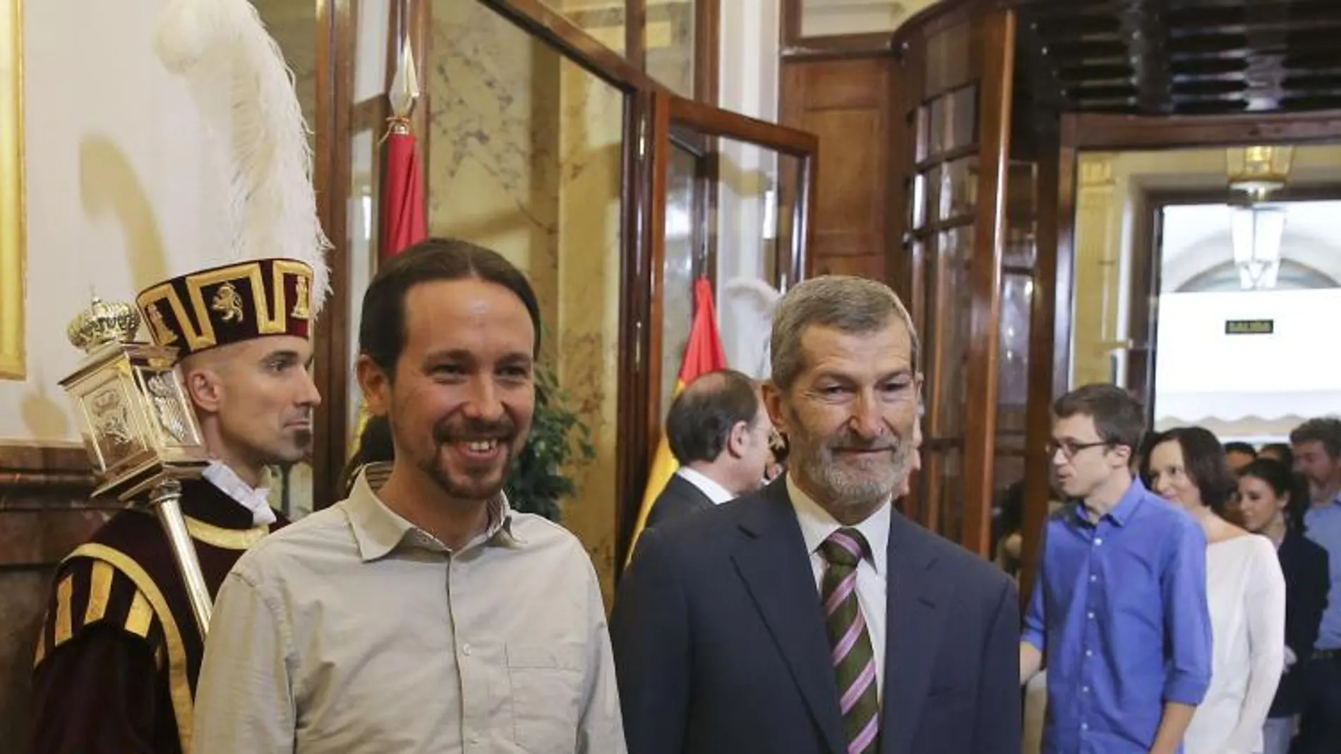 El líder de Podemos en mangas de camisa junto al ex JEMAD y número dos de la formación por Zaragoza, Julio Rodríguez