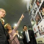 Aguirre comenta con Cospedal y Gallardón algunas de las fotos de la exposición que recorre los últimos 30 años del partido, desde Alianza Popular hasta hoy