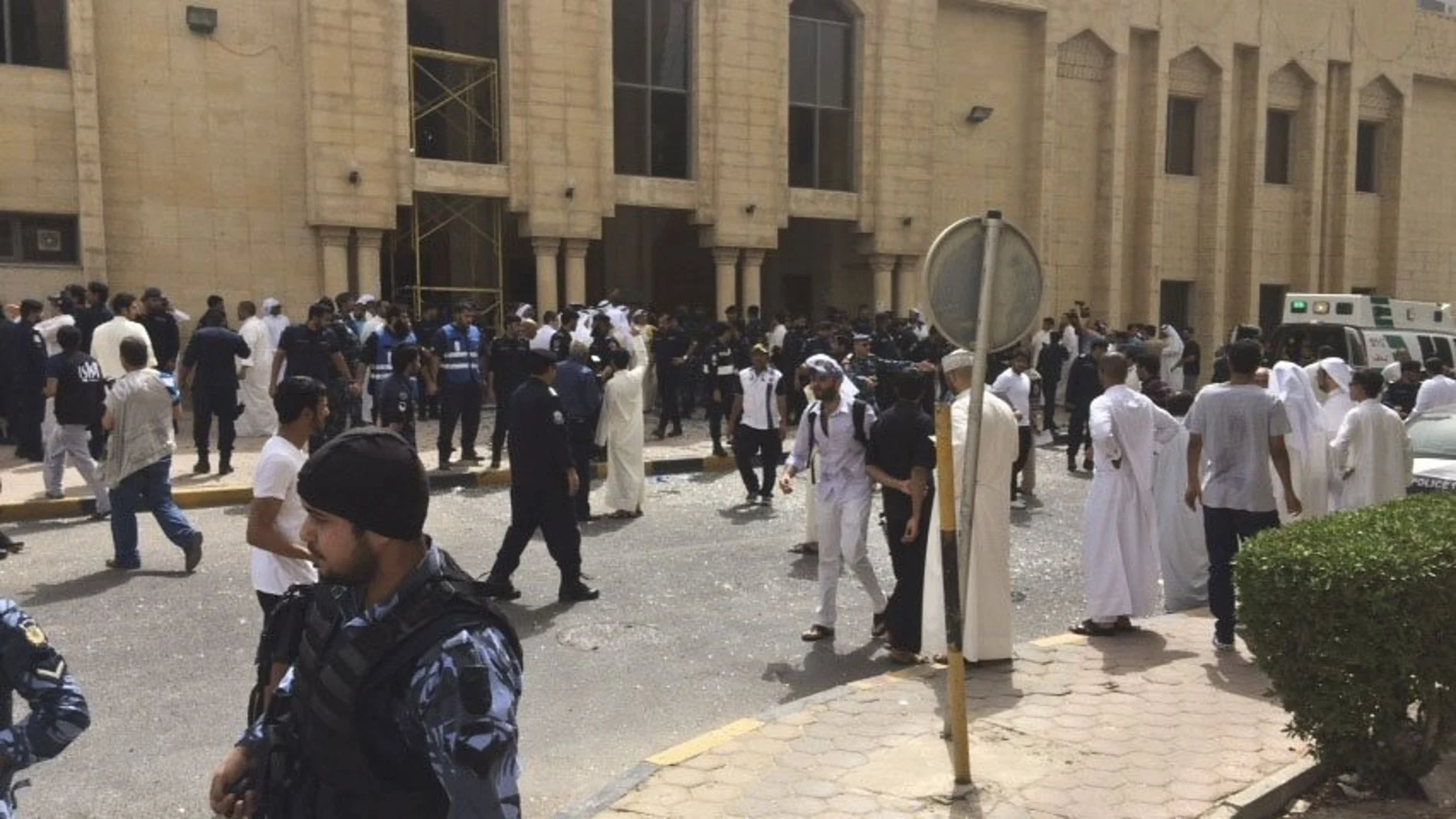 Fuerzas de seguridad y civiles a las afueras de la mezquita tras el ataque