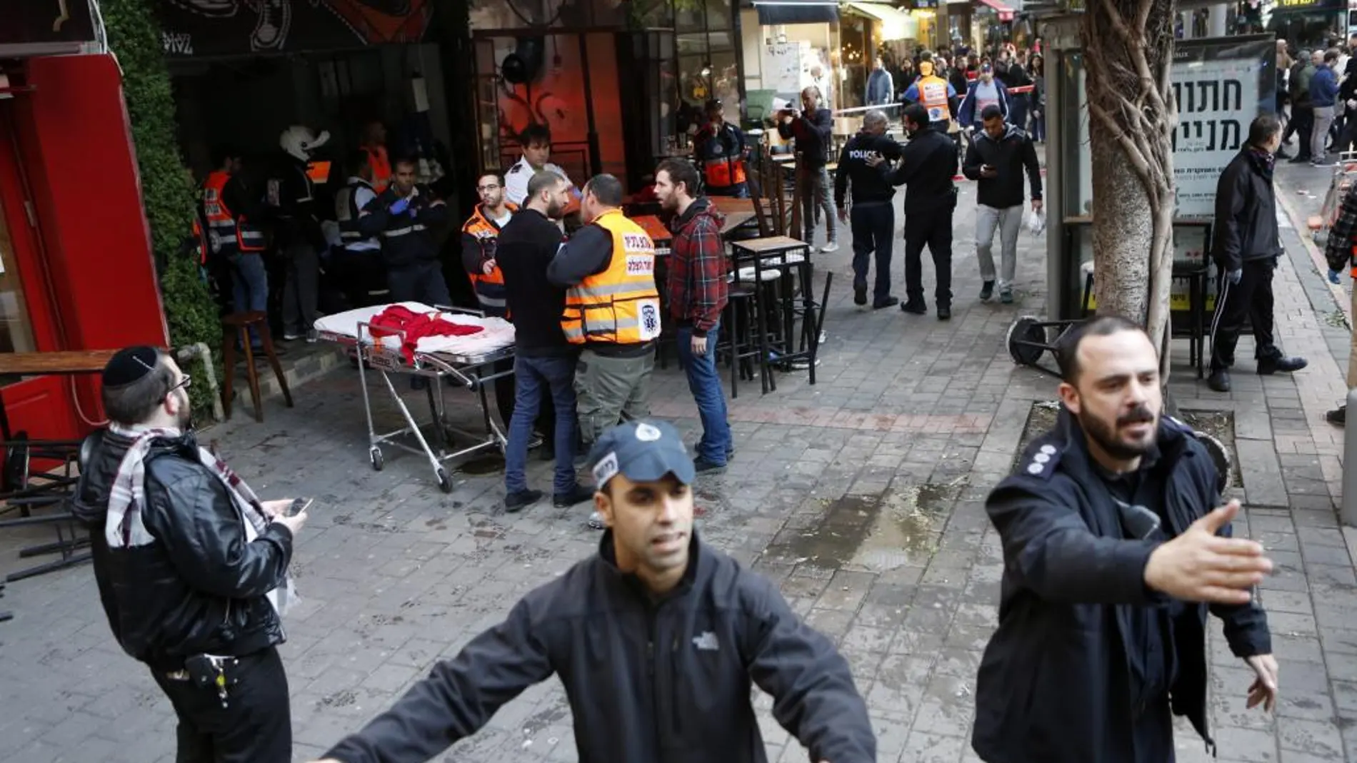 Agentes de policía israelíes en el lugar donde se ha producido un tiroteo en Tel Aviv,