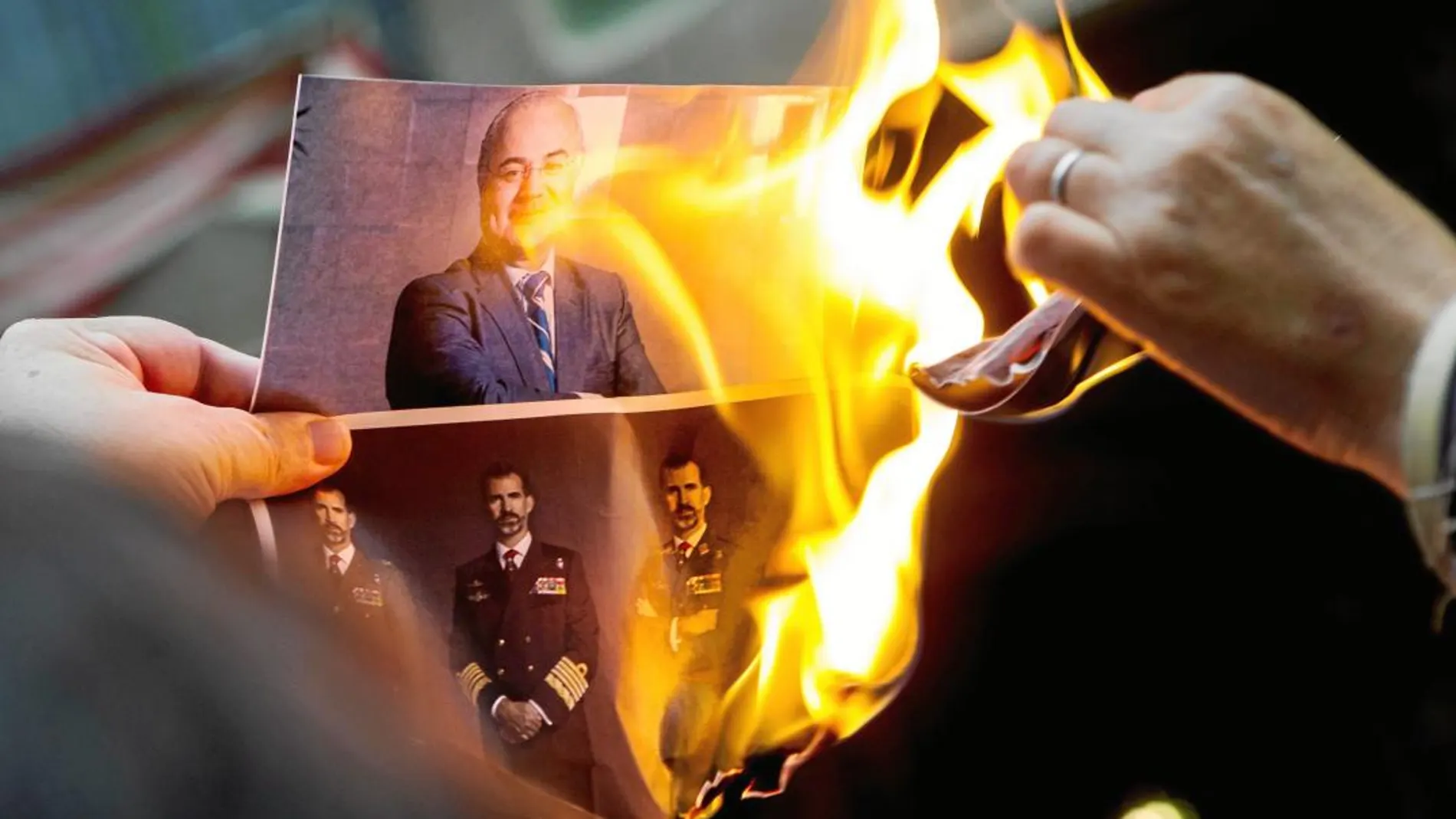Los CDR queman ayer imágenes del Rey y del juez Llarena en Barcelona