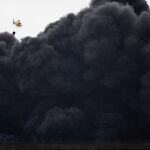 Un helicóptero de los servicios de emergencias trabajan en la extinción del incendio