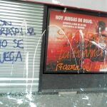 En Moratalaz, hace sólo unos meses, aparecieron varias pintadas rechazando la implantación de estos salones en su barrio. Fotografías de Ruben Mondelo