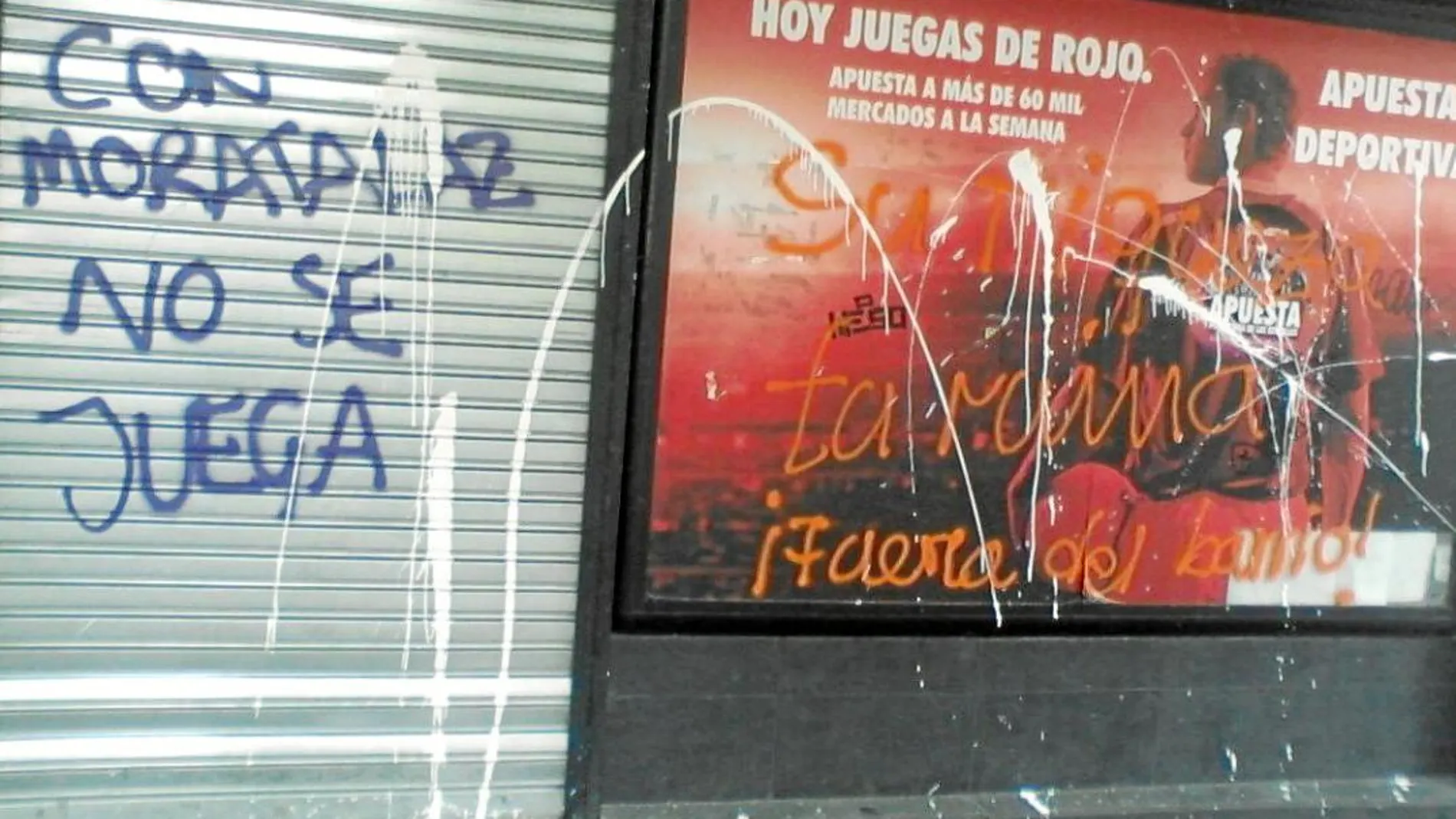 En Moratalaz, hace sólo unos meses, aparecieron varias pintadas rechazando la implantación de estos salones en su barrio. Fotografías de Ruben Mondelo