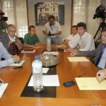 El candidato socialista a la Presidencia del Principado, Javier Fernández, y Gaspar Llamazares , portavoz de IU, al inicio de la reunion