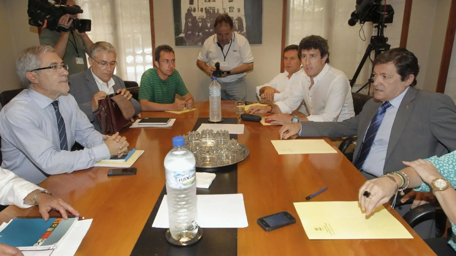 El candidato socialista a la Presidencia del Principado, Javier Fernández, y Gaspar Llamazares , portavoz de IU, al inicio de la reunion