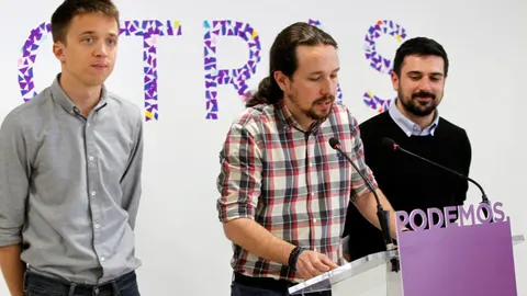 Pablo Iglesias (c), en rueda de prensa junto Íñigo Errejón (i) y Ramón Espinar (d). EFE/Nicolás Rodríguez