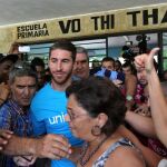 El futbolista español del Real Madrid Sergio Ramos visita la escuela primaria Vo Thi Thang, en La Habana (Cuba).