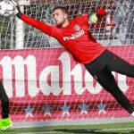 Oblak detiene un balón en el entrenamiento de ayer del Atlético