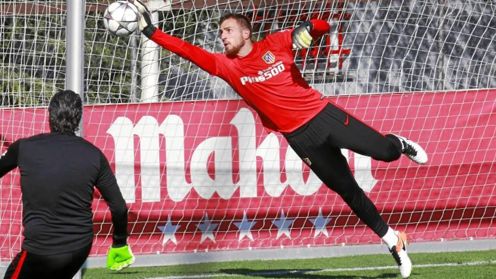 Oblak detiene un balón en el entrenamiento de ayer del Atlético