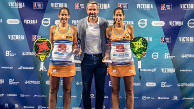 Mapi y Majo Sánchez Alayeto posan con sus trofeos