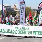 Miles de interinos protestan en Sevilla contra un «ERE educativo»