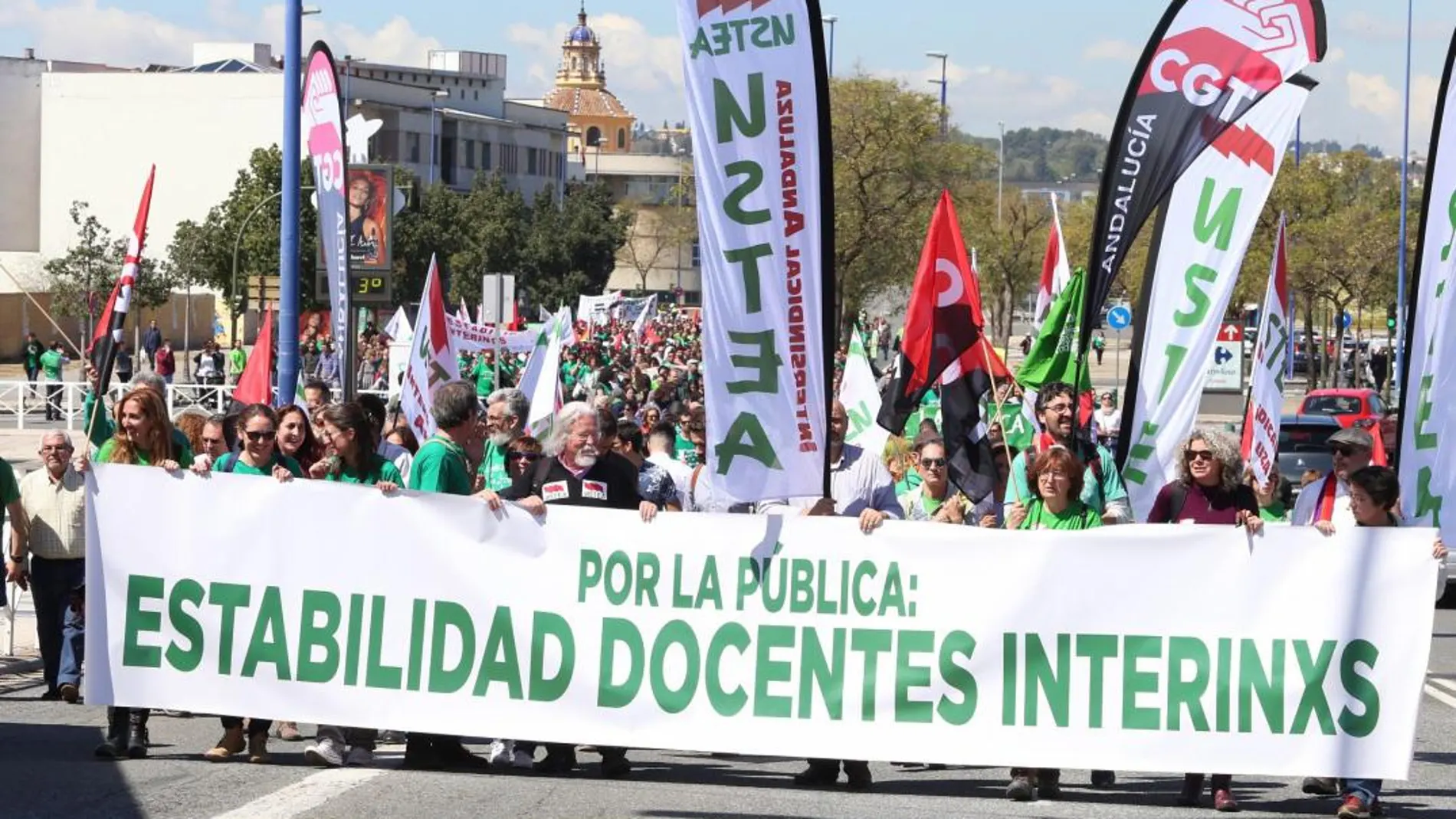 Miles de interinos protestan en Sevilla contra un «ERE educativo»