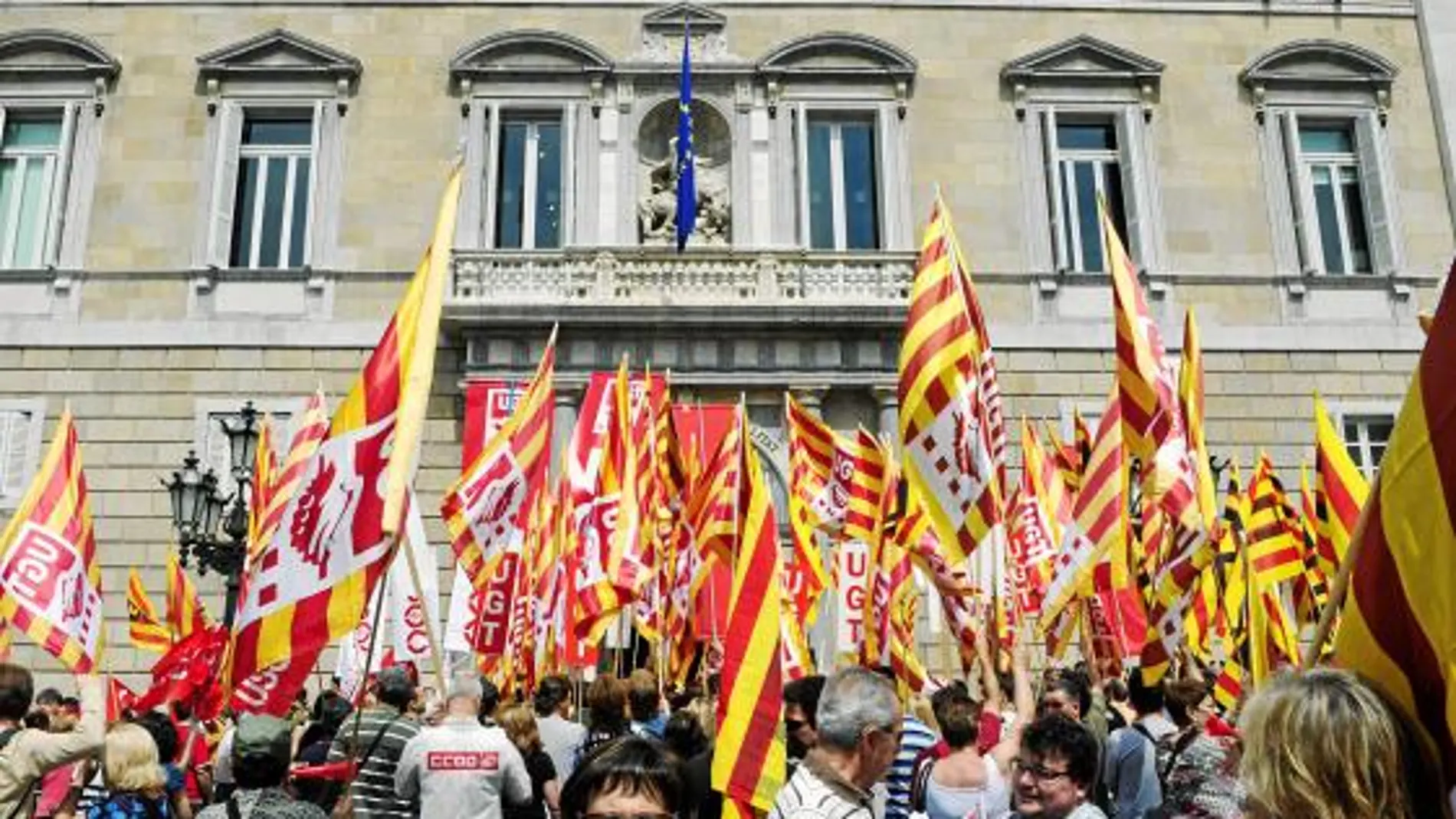 Centenares de trabajadores públicos protestaron ante la Generalitat el pasado 1 de junio