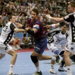 Jesper Noddesbo del Barcelona Borges intenta lanzar a puerta
