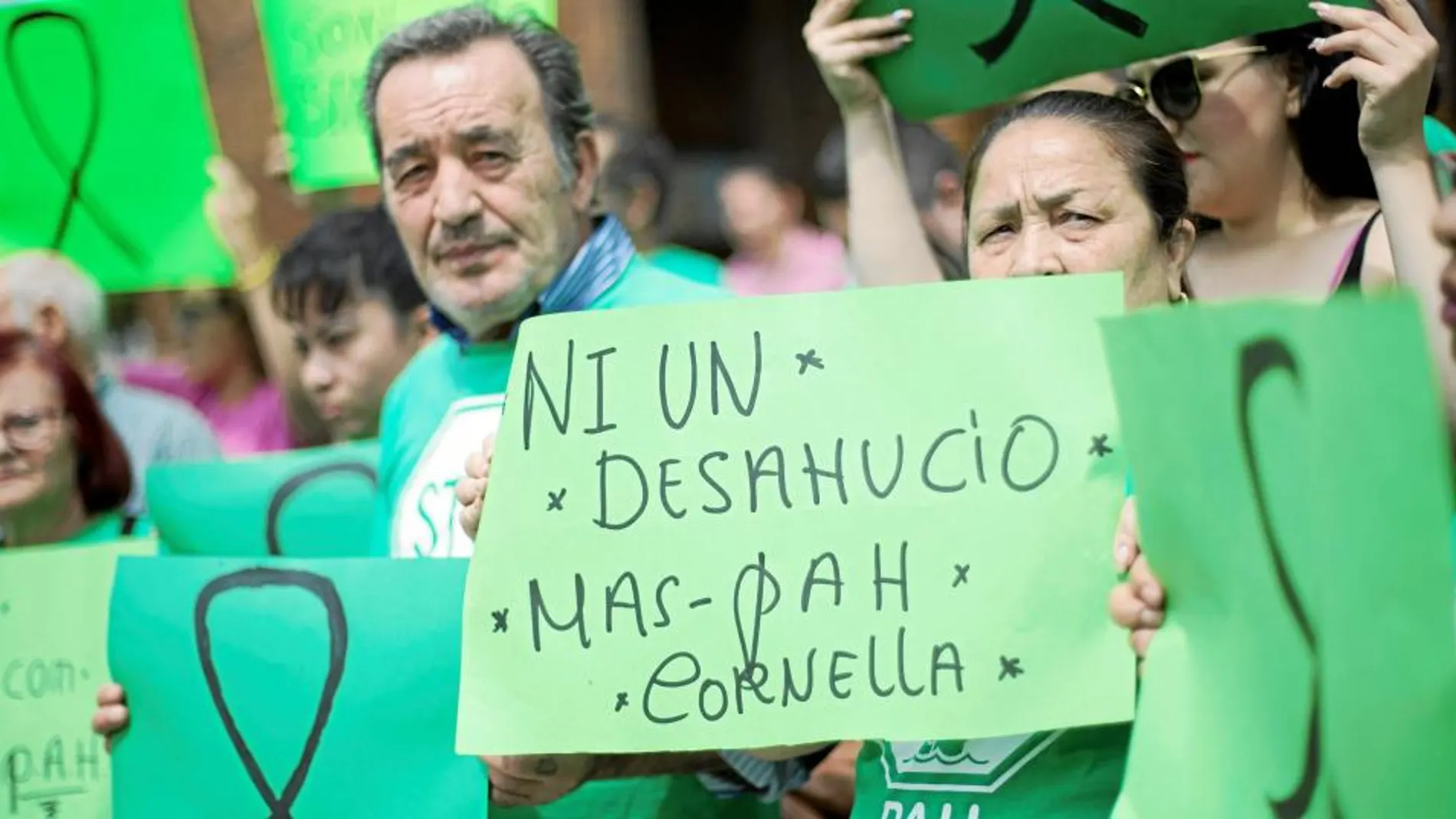 El color verde volvió a dominar una nueva protesta de la Plataforma de Afectados por los Desahucios (PAH), ocurrida ayer en Cornellà de Llobregat