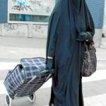 Una mujer pasea cubierta de un burka por Bélgica, donde se prohibió su uso el pasado 29 de abril en los espacios públicos