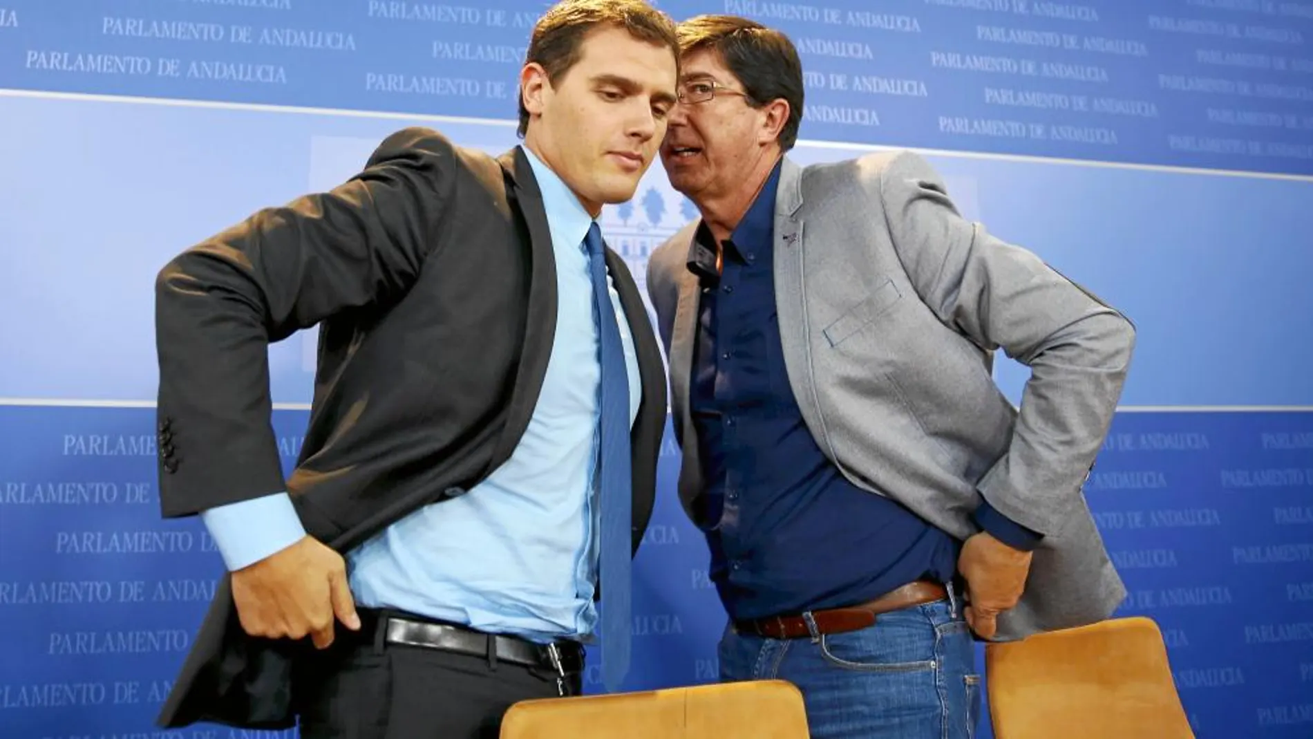 El líder de Ciudadanos, Albert Rivera, junto al presidente y portavoz del grupo parlamentario de su partido en Andalucía, Juan Marín, ayer en Sevilla