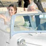 La novia llegó a la finca montada en un Rolls Royce de época, en color crema