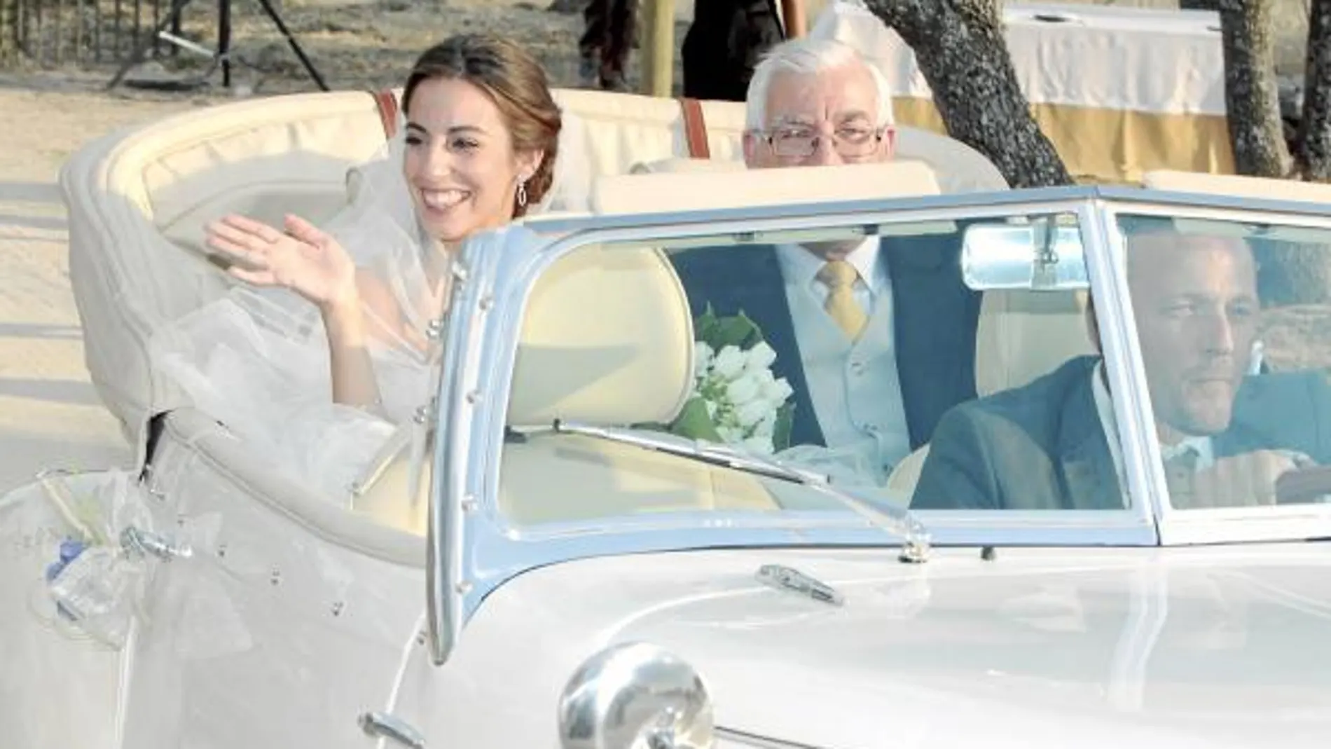 La novia llegó a la finca montada en un Rolls Royce de época, en color crema