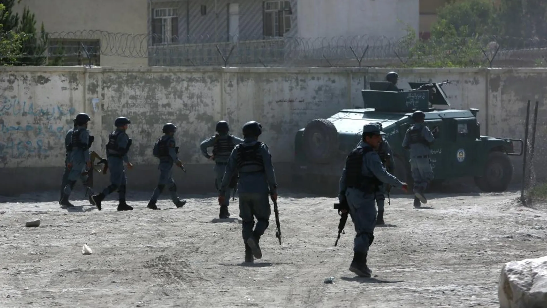Fuerzas de seguridad afganas inspeccionan el lugar de un atentado, ayer, en Kabul