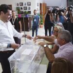 El presidente del PP andaluz, Juanma Moreno, ejerce su derecho al voto en Málaga