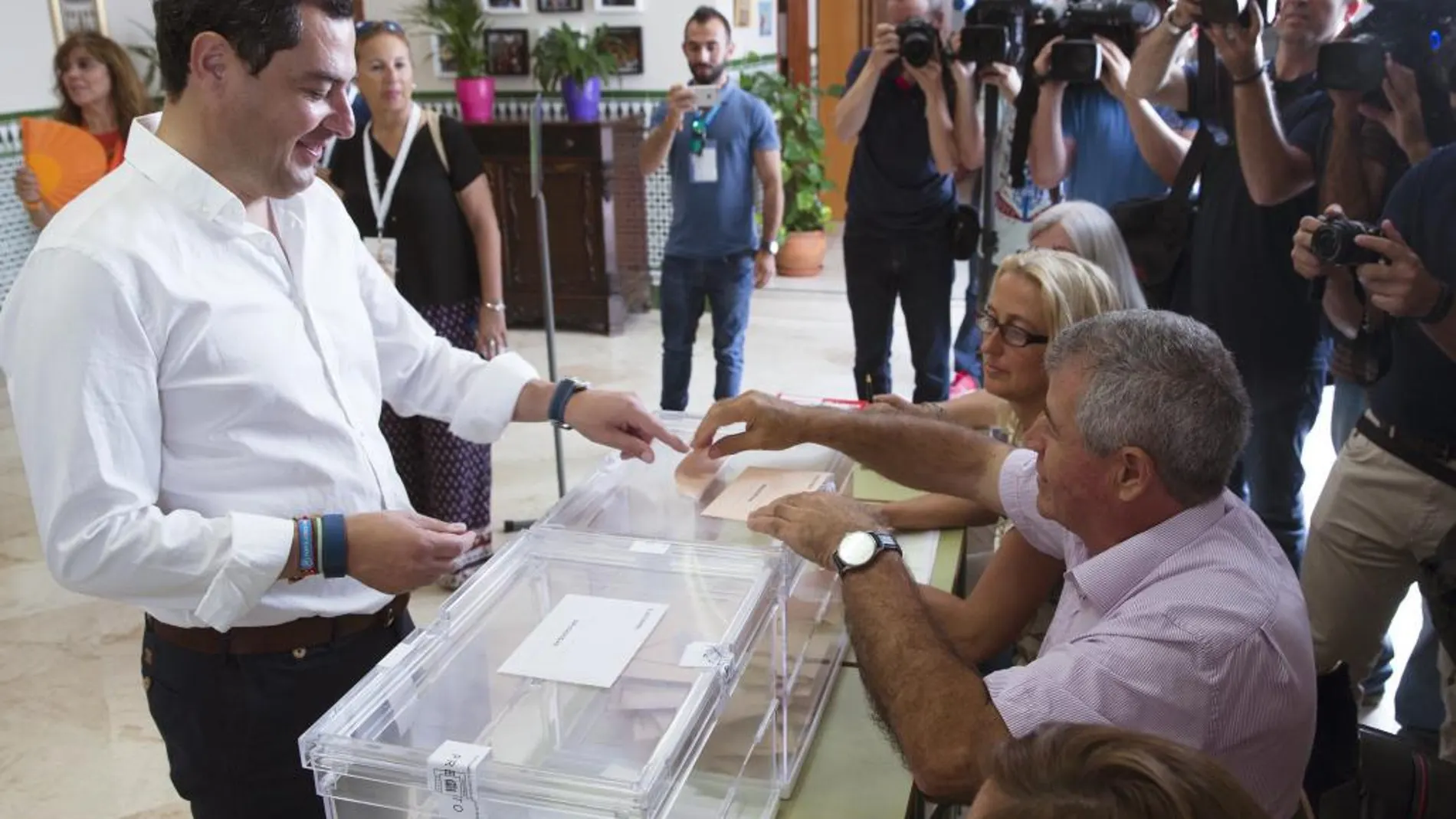 El presidente del PP andaluz, Juanma Moreno, ejerce su derecho al voto en Málaga