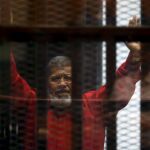 Mursi con el traje rojo de los condenados a muerte