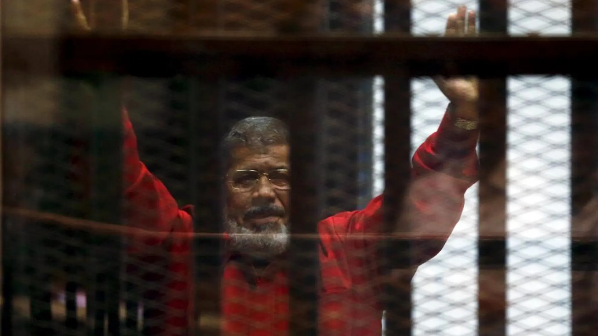 Mursi con el traje rojo de los condenados a muerte