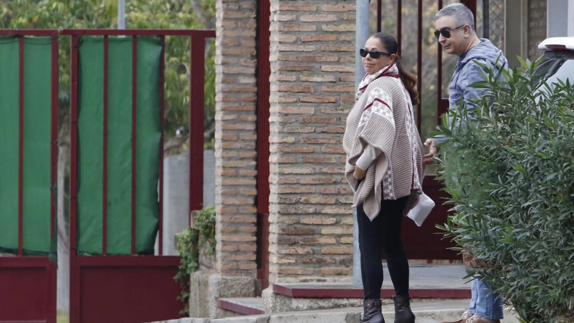 La cantante Isabel Pantoja junto a Agustín Pantoja saliendo de la cárcel de Alcalá de Gúadaira