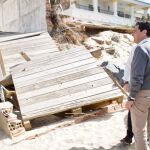 El presidente del PP-A, Juanma Moreno, visitó ayer la playa de El Portil, en Punta Umbría (Huelva)