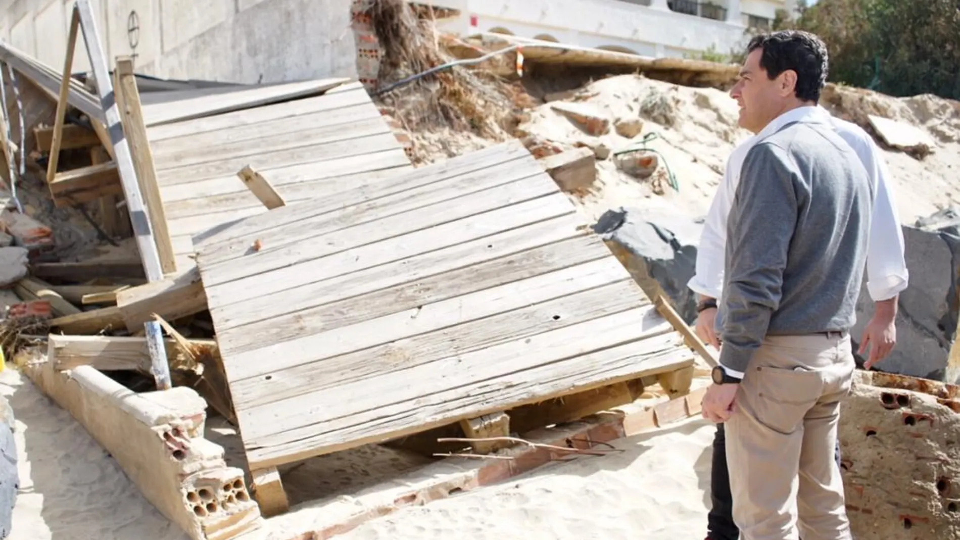 El presidente del PP-A, Juanma Moreno, visitó ayer la playa de El Portil, en Punta Umbría (Huelva)