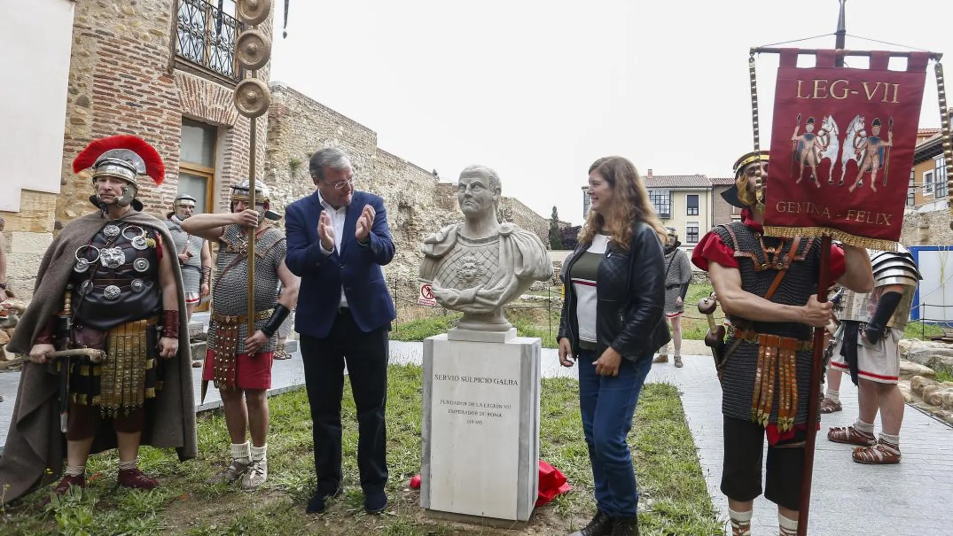 El alcalde de León, Antonio Silván, y la concejala Margarita Torres descubren el busto del emperador Galba