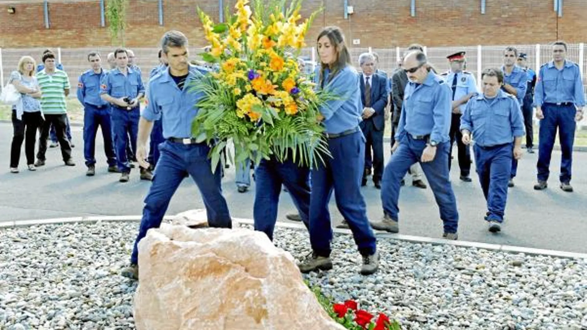 Tenso homenaje a los bomberos