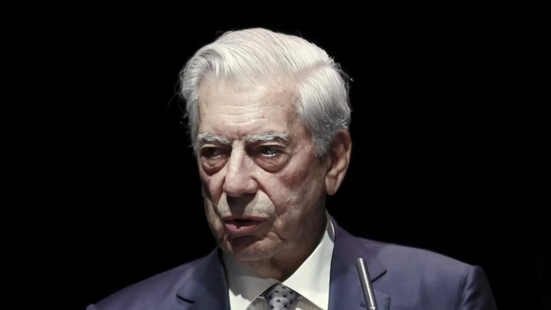 Mario Vargas Llosa durante su intervención en el debate sobre democracia y populismo en Latinoamérica en el llamado Foro Atlántico celebrado hoy en la Casa América.