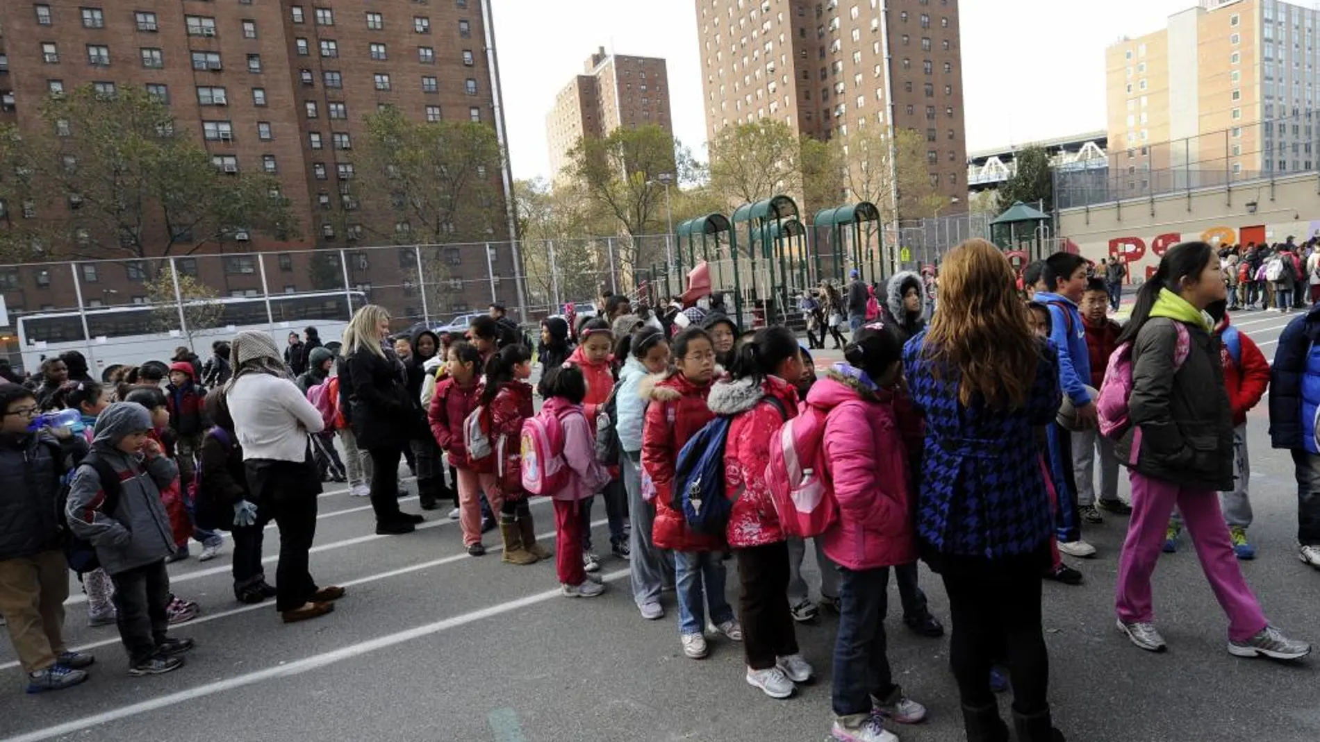 Imagen de archivo de nos niños hacen cola a la entrada de un colegio público del distrito de China Town, Nueva York, EE.UU
