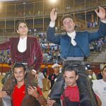 Lea Vicens y Andy Cartagena salen a hombros del primer festejo de rejones de la feria de Hogueras