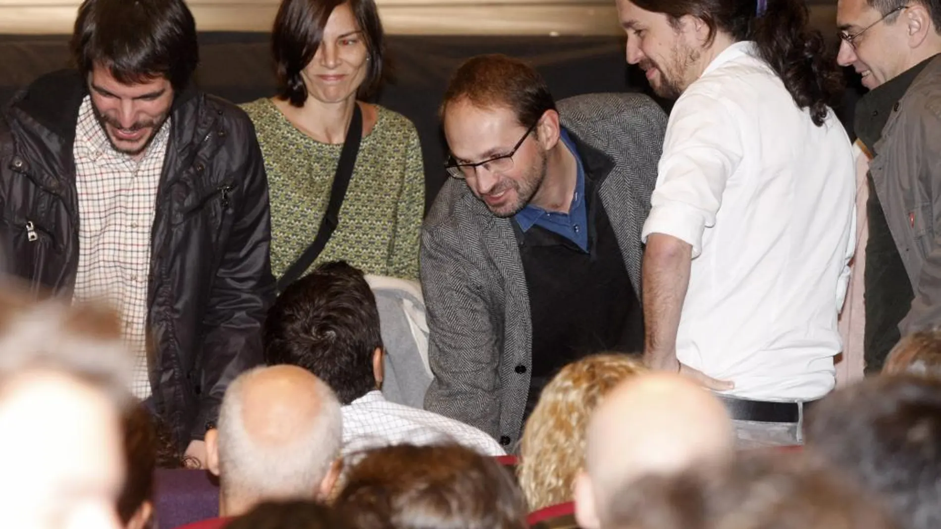 El secretario general de Podemos, Pablo Iglesias, y el coordinador nacional de ICV, Joan Herrera, junto a otros miembros de Podemos