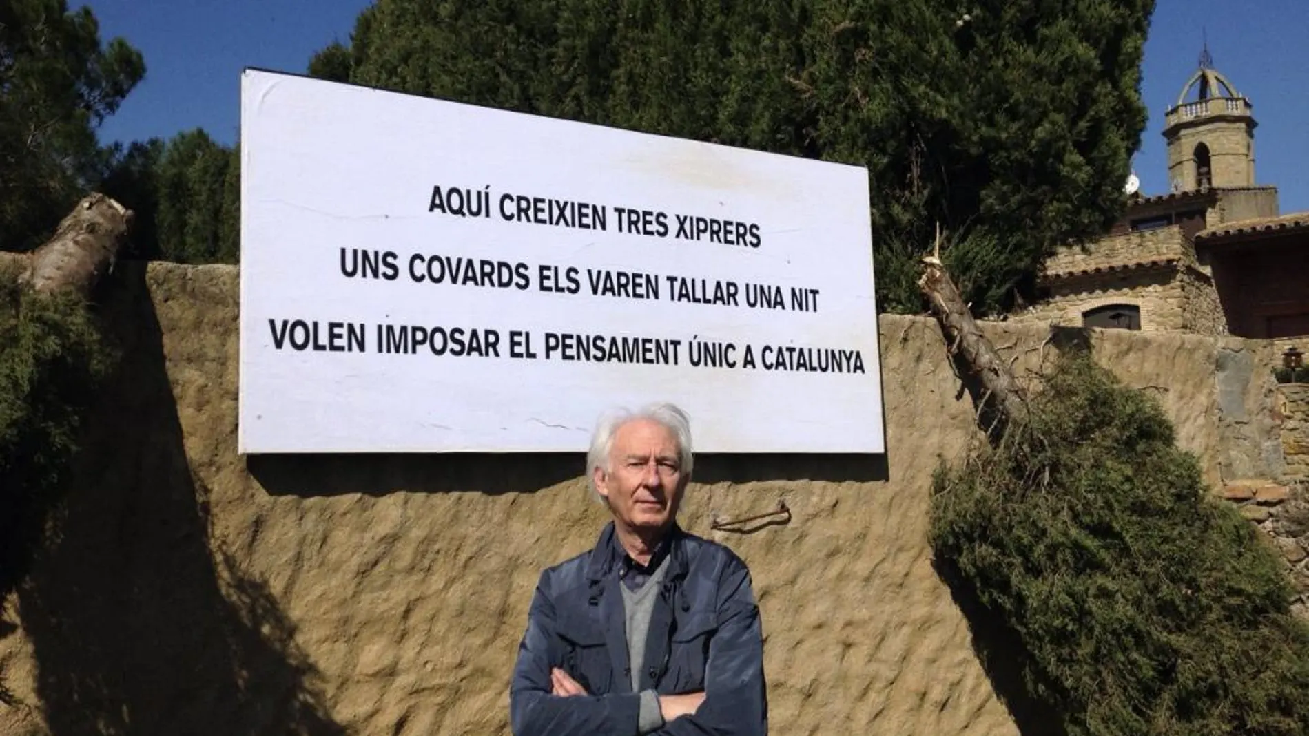 Albert Boadella con el cartel en el que denuncia los ataques a su casa en el Ampurdán