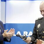 Jorge Fernández Díaz también entregó el premio al director adjunto operativo del Cuerpo Nacional de Policía, Eugenio Pino