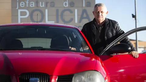 Teófilo Roa, profesor de autoescuela, se quedó sin puntos para poder conducir y trabajar al quitarle 6 de golpe por una infracción que no cometió/Jesús G. Feria