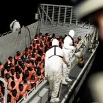 El «Aquarius» rescató en la noche del sábado a 629 inmigrantes, 123 de ellos menores, que se encontraban navegando frente a las costas de Libia. En la imagen, el momento del rescate de una parte de las personas que ahora se encuentran a bordo del barco