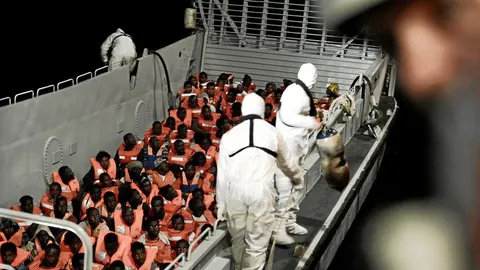 El «Aquarius» rescató en la noche del sábado a 629 inmigrantes, 123 de ellos menores, que se encontraban navegando frente a las costas de Libia. En la imagen, el momento del rescate de una parte de las personas que ahora se encuentran a bordo del barco