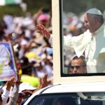 El Papa Francisco saluda a los fieles a su llegada a celebrar la misa en Guayaquil