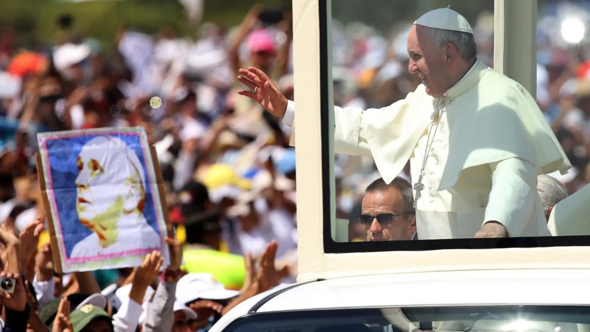 El Papa Francisco saluda a los fieles a su llegada a celebrar la misa en Guayaquil