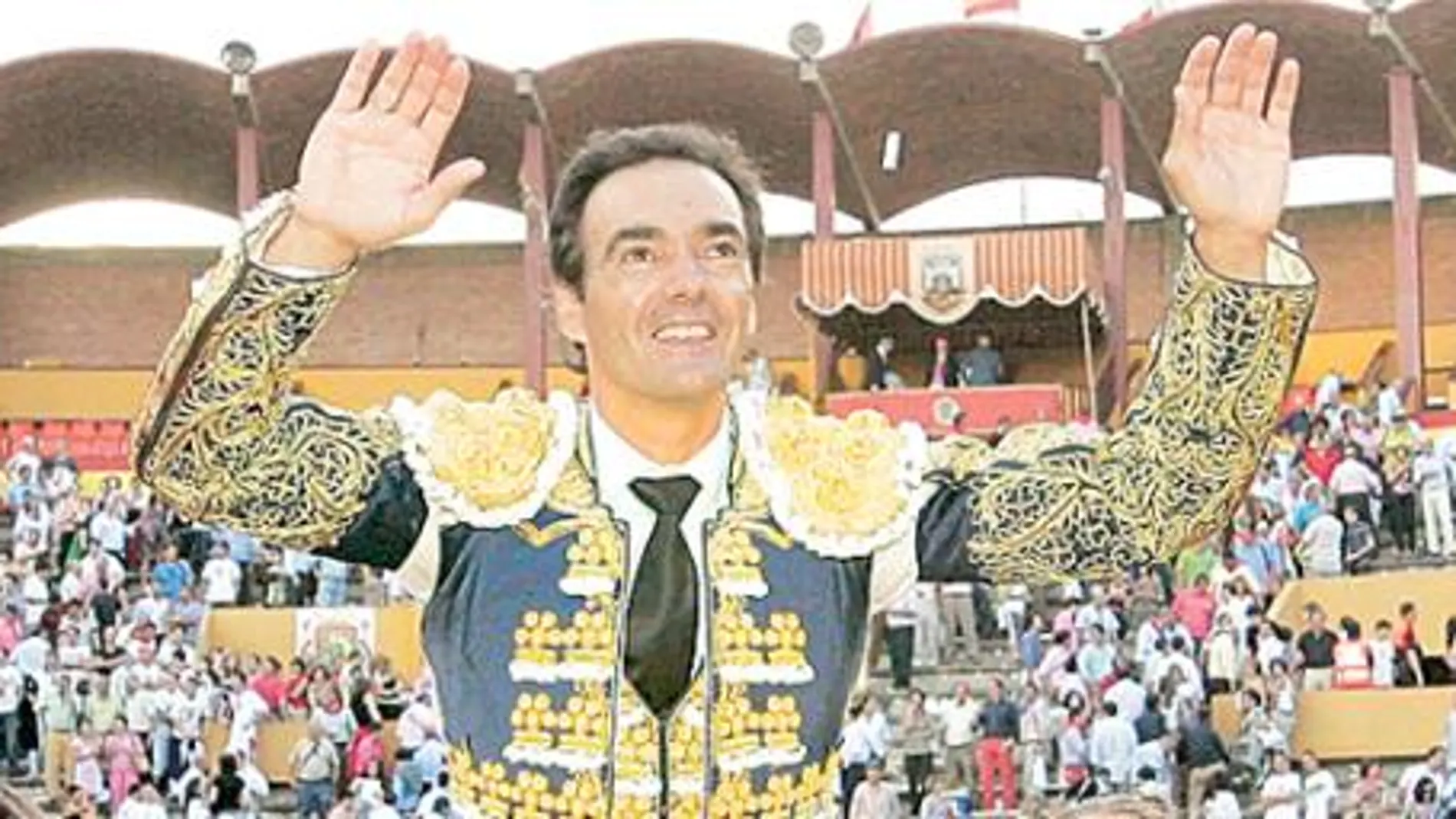 El Cid sale por la puerta grande tras cortar tres orejas