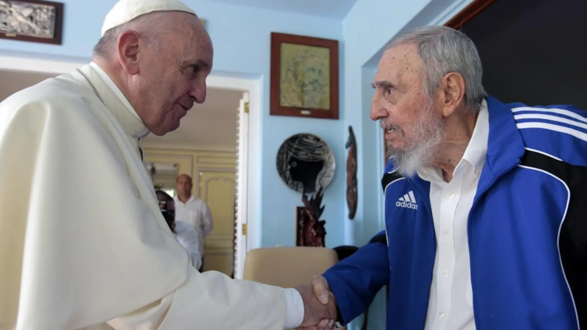 El Papa saluda a Fidel Castro.