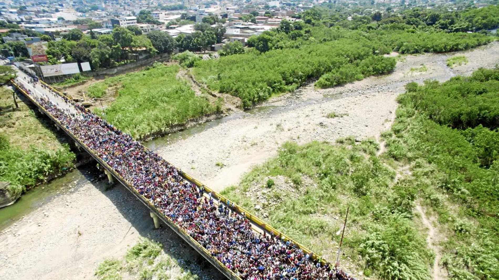 Miles de venezolanos cruzan cada día el paso fronterizo de Cúcuta, en Colombia. Para muchos, aún queda un largo camino, ya que se dirigen a países como Perú o Chile / Efe